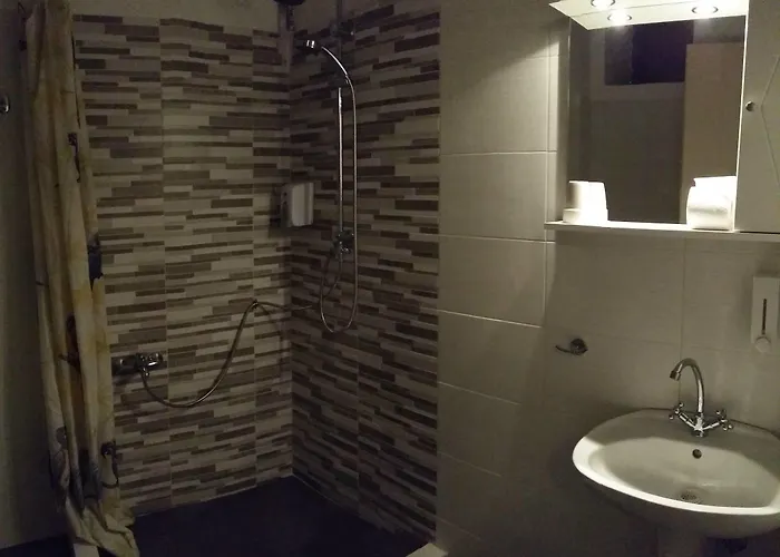 Akti 2* Лоутраки